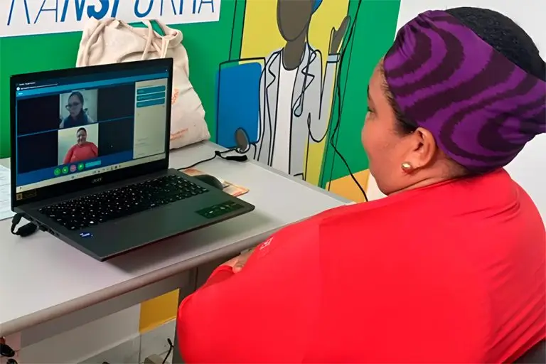 Profissional de saúde realizando teleconsulta em uma Unidade Básica de Saúde (UBS), representando a implementação da telemedicina no SUS com governança, integração de dados e inovação para secretarias de saúde.