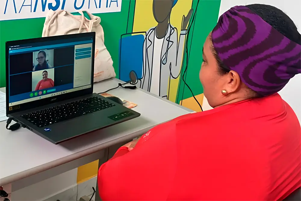 Profissional de saúde realizando teleconsulta em uma Unidade Básica de Saúde (UBS), representando a implementação da telemedicina no SUS com governança, integração de dados e inovação para secretarias de saúde.